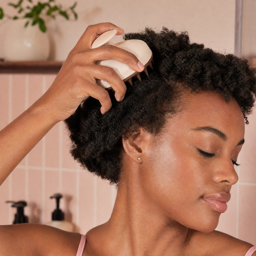 Massaging the scalp with the Dr.Reju brush